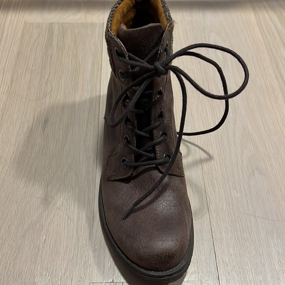 Boot - Picture 2 of 2